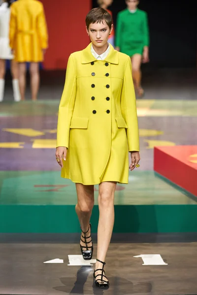 Look 16